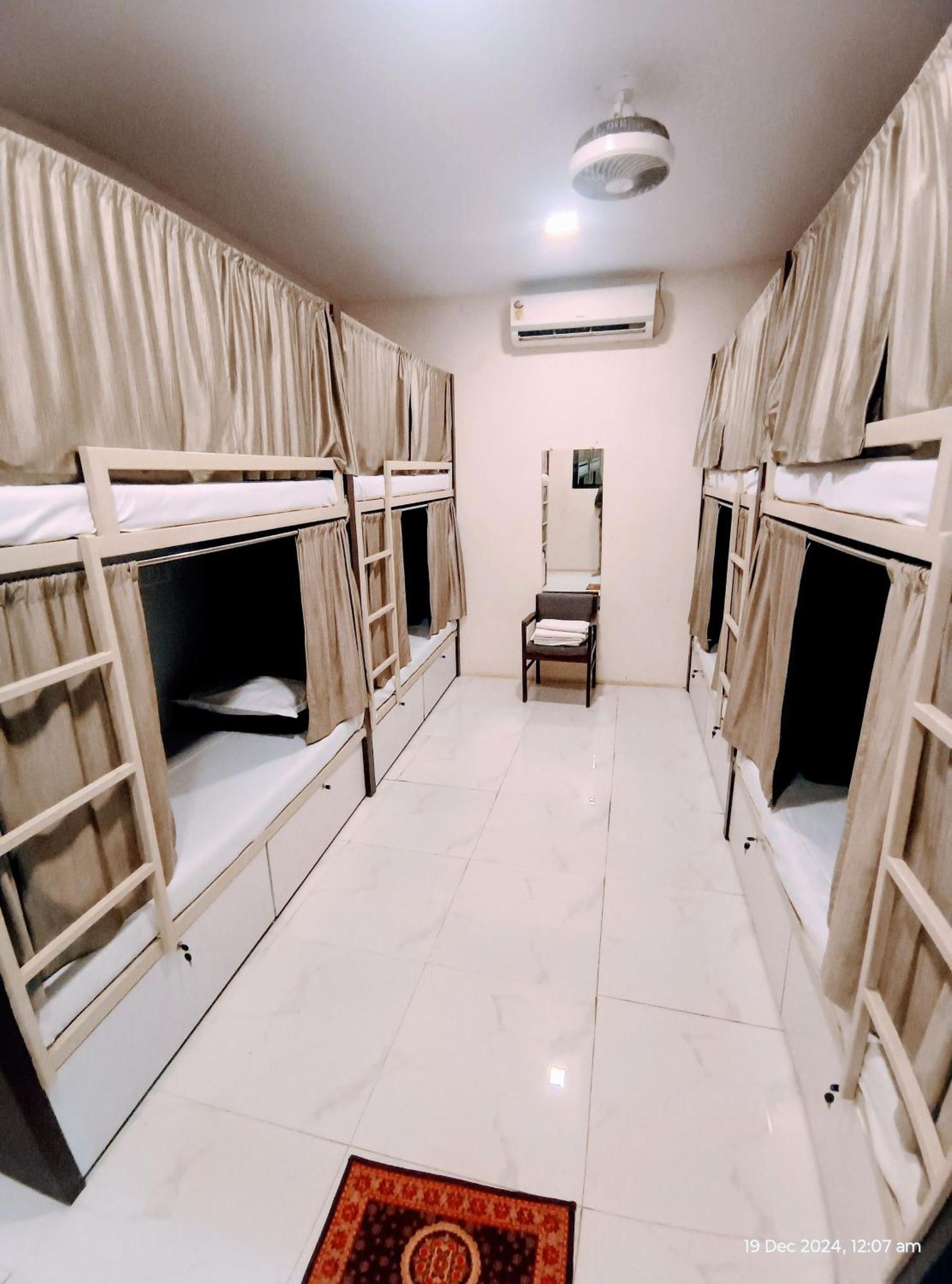 Retreats - Dorm In Andheri Hostel *
