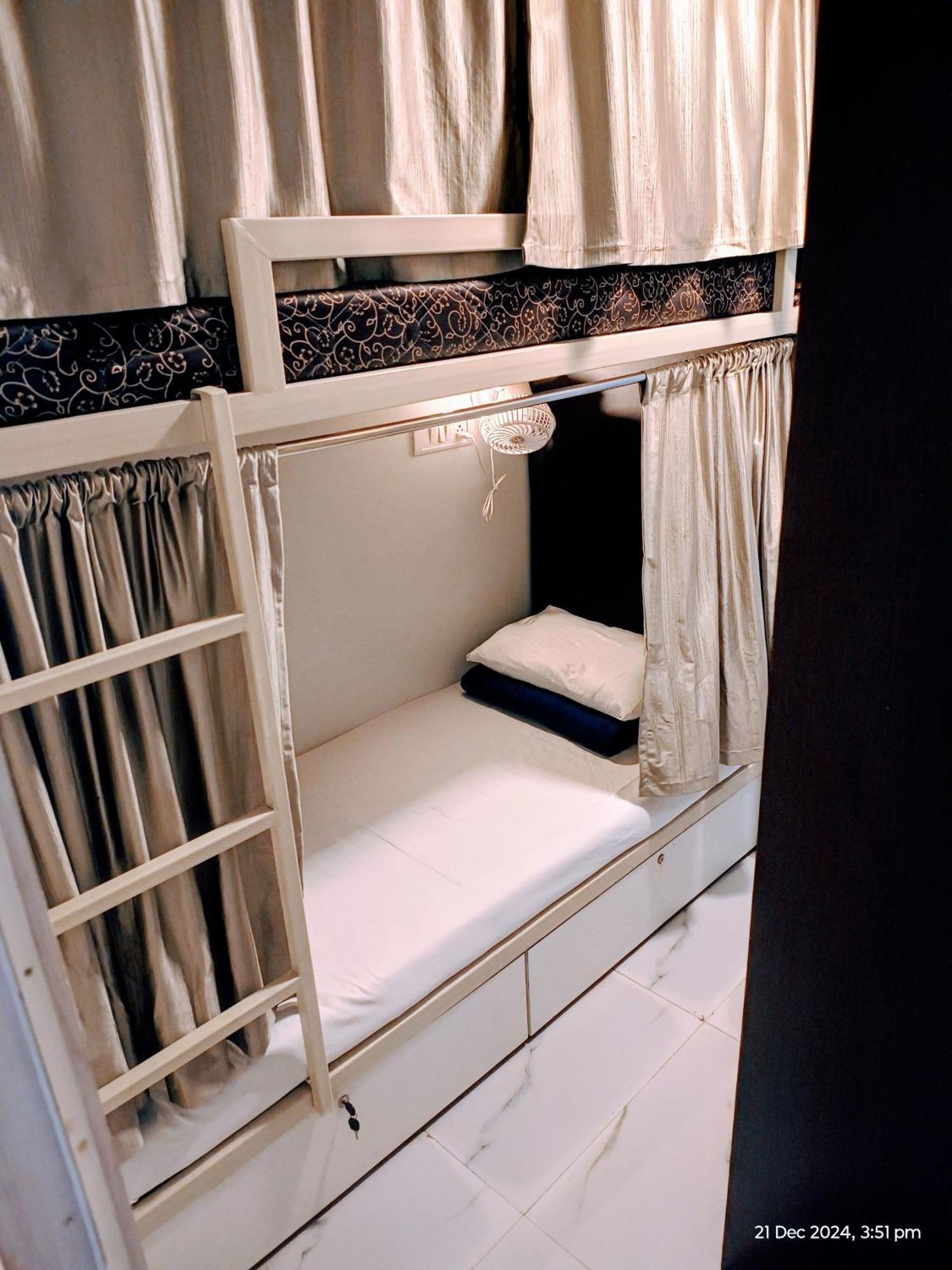 Hostel Retreats - Dorm In Andheri Mumbai